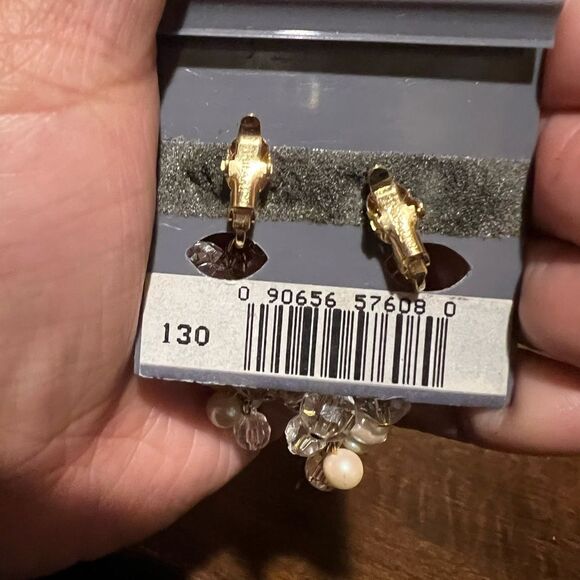 🆕 VINTAGE TRIFARI FAUX PEARL CLIPS EARRINGS - Picture 3 of 3